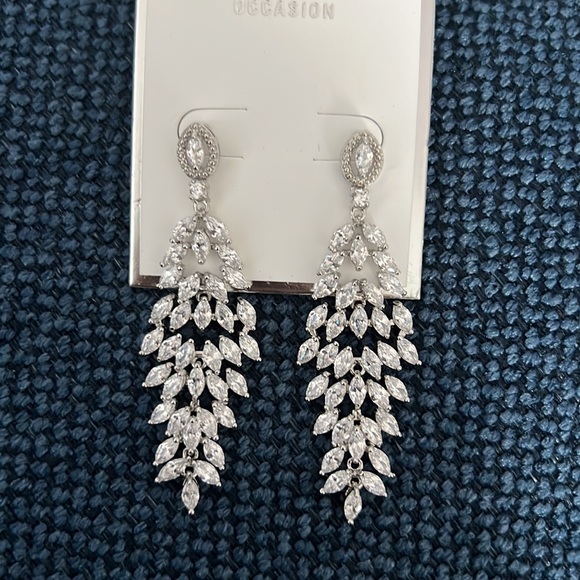 Stylish artificial diamond earrings to spruce up any outfit - Picture 4 of 4